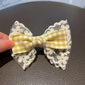 Haarspeldje voor meisjes met gele gingham strik en witte bloemen kant borduursel - Geel