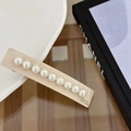 Pinza rectangular beige de acetato con diez perlas blancas y diseño de estilo artesanal - Blanco Crema Estilo Ancho