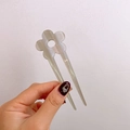 U-förmige Haarnadel aus Acetat in Perlmutt-Minzgrün mit hohlem Blumendesign - Irisierendes Grau