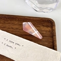 Macro di fermaglio per capelli in acrilico rosa traslucido con motivi geometrici bianchi - Quadrilatero