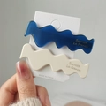 Detalle de pinzas de acetato azul y crema con el texto dorado Barrette La France - 3# Estilo de Onda Gruesa