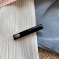 Dettaglio di un fermaglio per capelli in acetato nero con placca in oro di lusso - Nero