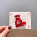 Barrette en velours rouge pochette Fu avec broderie dorée et petit grelot festif - Sac de Bénédiction
