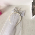 Diadema de princesa con corona, perlas, lazo gris de purpurina y velo largo de tul blanco - Blanco