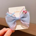 Barrette à nœud en maille bleu clair avec fleurs brodées roses sur carton - Bleu