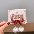 Barrette Nouvel An Chinois avec nœud rouge broderie lion et pompons de fourrure blanche - Gland en Fourrure de Vison Brodé