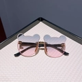 Süße Bärenohr Kinder-Sonnenbrille mit rosa-blauem Farbverlauf auf weißem Stoff - Grau