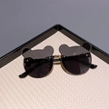 Süße Kinder-Sonnenbrille in Bärenform mit dunkelgrauen Gläsern und goldener Nasenbrücke - Schwarz