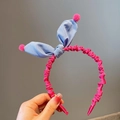 Cerchietto pieghettato rosa con orecchie di coniglio a quadretti blu e graziosi pompon - Blu