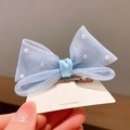 Detalle de una pinza para el pelo con lazo de organza azul claro y perlas blancas - Azul