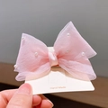 Detalle de la pinza para el pelo con lazo de tul rosa y adornos de perlas blancas - Rosa