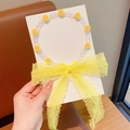 Kinder-Spitzenhaarband mit gelben Perlen und großer Schleife auf weißer Karte - 6# Milchgelbe Blume