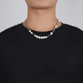 Collar unisex con cuentas plateadas y siete perlas blancas redondas en cadena de acero - 50cm / Plata