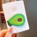 Schattige gebreide avocado haarspeld met groen borduursel op een witte kaart - Avocado