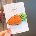 Schattige gebreide wortel haarclip met oranje borduursel en groen blad detail - Wortel