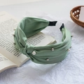 Cerchietto in tessuto verde chiaro con nodo ed eleganti perle bianche e perline argento - Verde