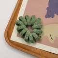 Coletero de espiral en terciopelo verde sobre una tarjeta en una bandeja de madera - Verde Turquesa
