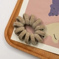 Coletero de espiral en terciopelo beige con textura acanalada suave y tonos tierra - Caqui