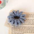 Elastico per capelli in maglia di peluche blu scuro con un elegante design a spirale - Blu
