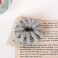 Elastico per capelli a spirale grigio in maglia con texture morbida e lana soffice - Grigio