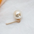 Elegante gancho para coleta con perla crema grande y cierre de metal dorado brillante - Blanco