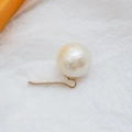 Elegante pinza de pelo dorada con gran perla de algodón blanca para coleta o moño - Esmerilado