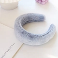 Cerchietto largo in finta pelliccia di coniglio grigio azzurro chiaro per l'inverno - Blu Nebbia