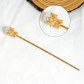 Épingle à cheveux élégante en métal doré avec couronne de perle blanche sur tissu blanc - 3 Perle Artificielle Blanche - Pic Doré