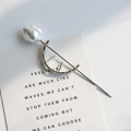 Silver retro minimalist hair pin featuring a baroque pearl and hammered texture metal - Silver