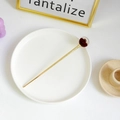 Épingle à cheveux dorée avec sphère en résine rouge étoilée pour coiffures modernes - Ciel Étoilé Rouge
