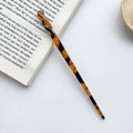 Minimalistischer Haarstab aus Acetat mit Vintage-Schildpattmuster und gedrehtem Design - Spiral-Haarstab / Dunkel Schildpatt