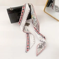 Pañuelo estrecho de seda estilo vintage francés con corazones rojos y estrellas - Patrón Retro (Puntiagudo)
