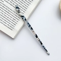 Minimalistische Haarspange aus Acetat mit Marmormuster in Schwarz und Blau für den Alltag - Spiral-Haarstab / Schwarz-Weiß-Textur