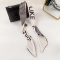 Pañuelo twilly de seda con estampado de pata de gallo anudado en un bolso - Pata de Gallo (Puntiagudo)