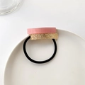 Elastico per capelli minimalista con resina rosa e placche in metallo dorato spazzolato - Rosa