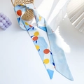 Foulard étroit bleu clair à motif de fruits noué sur l'anse d'un panier tressé - Style Pomme (C1117)