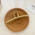 Minimalistische große goldene Haarklammer aus Metall 12cm auf einem Holztablett - Groß / Gold
