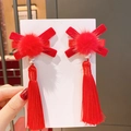 Paio di fermagli cinesi rossi con fiocchi di velluto, pompon in pelliccia e nappe lunghe - Fiocco in Velluto con Nappa Lunga Rossa