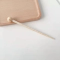 Minimalistischer Haarstab aus Acetat mit beigem Marmormuster und rundem Kopf für Damen - Cremeweiße Marmorierung