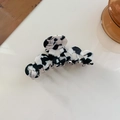 Grande pince à cheveux avec motif écaille de tortue en marbre noir et blanc - Motif Vache