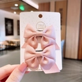 Handgefertigte, zartrosa Satin-Haarspangen für Mädchen, Zweier-Set auf einer Karte - Satin Schleife Haarklammer (C852) / Rosa