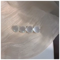 Détail de barrettes à cheveux cœurs blancs avec fini opale irisé sur base en métal argenté - Style Coeur