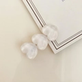 Tres elementos de corazón blanco perlado en una horquilla dorada de estilo muy dulce - Blanco