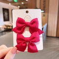 Paire de barrettes à nœuds en tissu texturé rouge foncé pour filles sur carte de présentation - Élastique à Cheveux (852-5) / Rouge