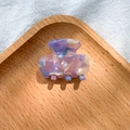 Haarklammer aus Acetat mit lila Marmormuster auf einem minimalistischen Holztablett - 8# Blau-Violett Floral