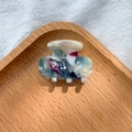 Kleiner Haarclip aus Acetat mit blau-violettem Marmormuster auf einem Holztablett - 11# Seladon