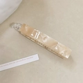 Fermaglio a banana in acetato marmorizzato crema con denti antiscivolo per coda di cavallo - Champagne