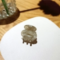 Mini pinza de pelo de acetato con textura de mármol gris sobre un plato blanco - Mármol Gris