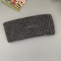 Fascia per capelli in lana a maglia spessa grigio scuro con trama a coste e ricamo - Grigio Scuro