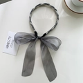 Serre-tête élégant en tissu gris avec perles blanches et long ruban noué - Perle Gris